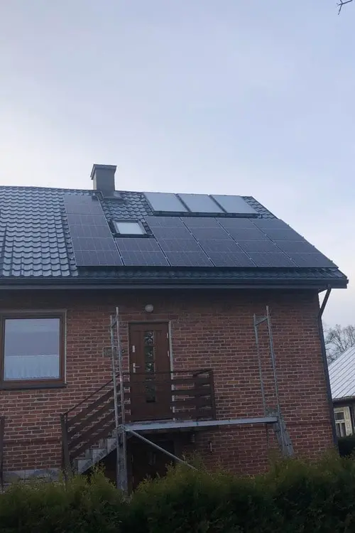 dom z dachem z instalacją fotowoltaiczną